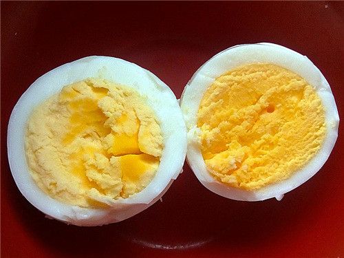 普通鸡蛋（左）、鲁西斗鸡蛋（右），蛋黄体积不相上下，蛋黄紧密度和色泽明显不同