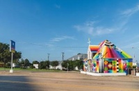 他要完成艺术作品 先得往街边的房子上猛喷颜色