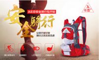 背上 E恋安全骑行包，在蓝天之下，安全骑行