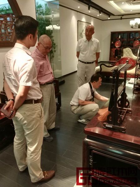 众红木名家实地参观了泰和园当代中式生活艺术鉴赏中心