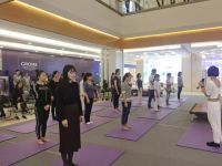 为了能让你睡个好觉，他们在排骨架上做起了瑜伽