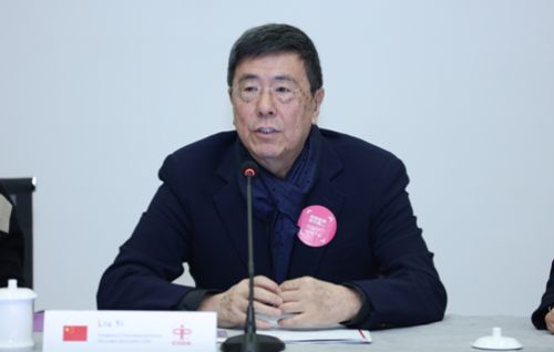 中国室内装饰协会会长刘珝先生致欢迎辞。
