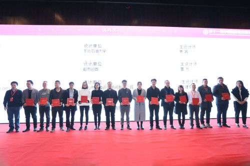 颁奖嘉宾与双年展优秀奖作品获得者合影。