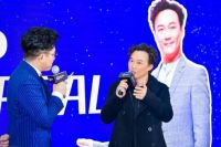 奥佳华按摩椅AI新品掀行业风暴，携手陈奕迅亮相环球港