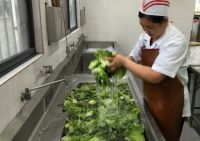 让千万学子饮食放心，校园食堂需努力