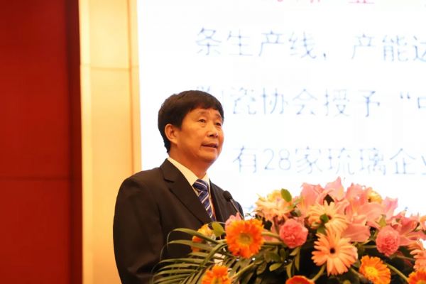 阳城县委常委、常务副县长原天信作招商推介。