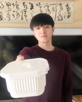 带你看看金瀚住的豪宅，客厅背景墙挂着字画，一看就很有内涵