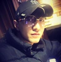 带你看看金瀚住的豪宅，客厅背景墙挂着字画，一看就很有内涵