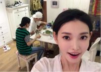 晒晒童菲一家人住的房子，面积也太小了吧，家里连个阳台也没有