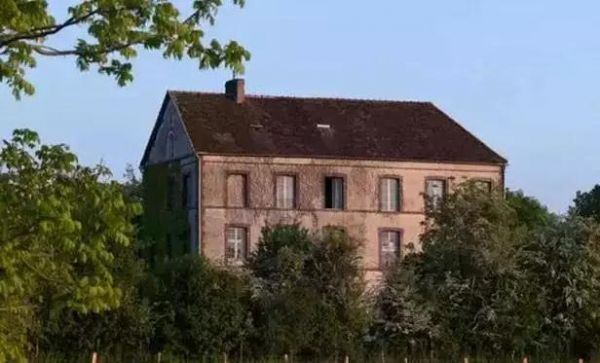 法国画家改造3000平废弃老房 用画笔涂成鲜花城堡