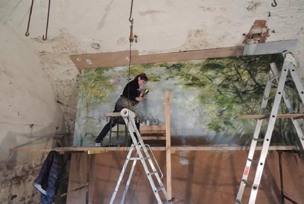 法国画家改造3000平废弃老房 用画笔涂成鲜花城堡
