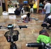高空坠物砸中幼童，母亲跪地痛哭“主凶”竟然是一扇窗户