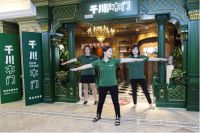 仅仅一扇木门，所有的客户都成了她的朋友！