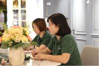 仅仅一扇木门，所有的客户都成了她的朋友！