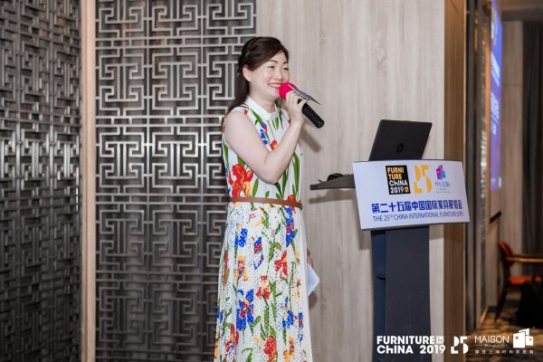 上海博华国际展览有限公司副总经理钟蓓红女士担任发布会主持人
