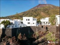 意大利夫妻活火山下筑爱巢 带私人停机坪