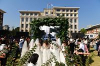 这场集体婚礼，新郎最年轻的52岁，最年长的81岁...