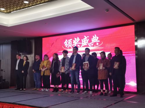 武汉市总工会副主席盖松梅（左二）、武汉市设计产业促进办公室副处长彭朝晖（左一）为一等奖选手颁奖