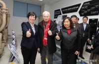 德国政治家莫德罗博士在海尔：40分钟三竖大拇指