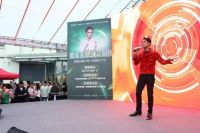 偶像明星明道空降索菲亚康纯定制节 为康纯板点赞