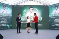 偶像明星明道空降索菲亚康纯定制节 为康纯板点赞