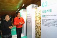 偶像明星明道空降索菲亚康纯定制节 为康纯板点赞