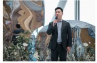 火了！他们用十几年时间 将婚礼做成了装置艺术展