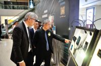 全球首款曲面超薄全触智慧屏亮相“光华龙腾奖”颁奖现场