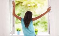 疫情时期天天宅在家 但是千万不要忘了开窗通风