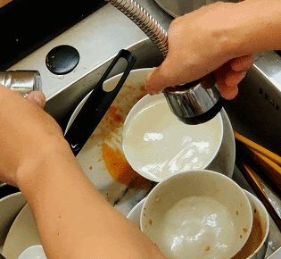 不需要清洁神器 学会这招包你洗碗又快又不伤手