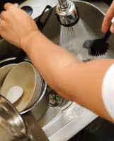 不需要清洁神器 学会这招包你洗碗又快又不伤手