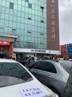 突发丨上百商家聚集 要求八益家具城减免租金