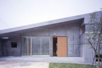 日本混凝土别墅 起居室可以眺望山坡下美景，而卧室半掩在山体中