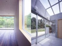 日本混凝土别墅 起居室可以眺望山坡下美景，而卧室半掩在山体中