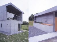 日本混凝土别墅 起居室可以眺望山坡下美景，而卧室半掩在山体中