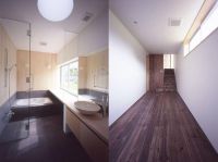 日本混凝土别墅 起居室可以眺望山坡下美景，而卧室半掩在山体中