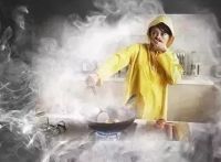 还在跟老旧油烟机较劲 ？美多集成灶PK油烟机