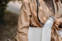 一杯安心水守护安心出行，用东菱便携热水杯随时喝热水