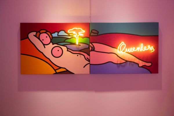 张心一，《躺赢》，2019，布面丙烯、霓虹灯，60 x 80 cm x 2，致谢艺术家。