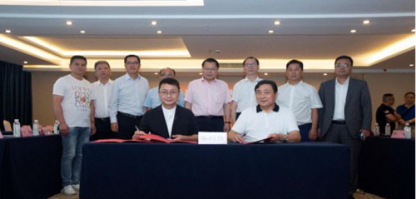 企业家代表团与贵州省江苏商会签订战略合作，抱团发展共同助推贵州经济建设