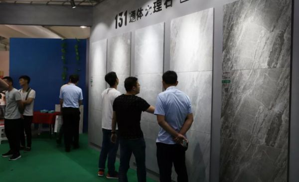 第二届阳城陶博会上的通体大理石瓷砖。