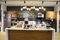 过去：买厨电，选海尔 如今：买厨房，选海尔