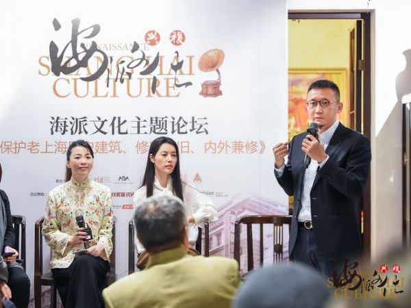 上海康业建筑装饰工程有限公司常务副总经理李冰锋（右一）