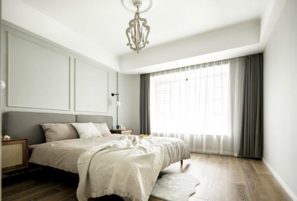 主卧室整体搭配主色调稍微偏暖一点，简单的线条和精心挑选的吊灯营造出一点点的现代浪漫法式风情