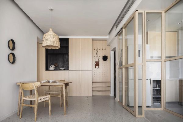 厨房相连客厅空间里，采用通透的玻璃隔断，让厨房的光线也能进入客厅交融在一起