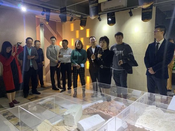 （周总现场讲述产品图）