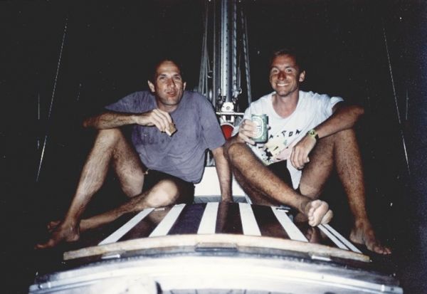 02 凤凰设计室创始人安德烈亚斯·豪格（Andreas Haug）和汤姆·舍恩赫（Tom Schonherr）在克劳斯·格雅（Klaus Grohe）先生的游艇合影.jpg