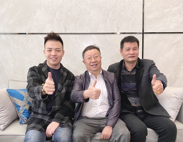 △设计师李志琳（左） 业主石先生（中） 项目经理潘征求（右）