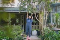 她40岁之前忙成狗，40岁之后买房隐居，做了个140㎡“女王花园”