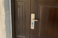 小伙在毛坯房独居1年，三室一厅家电齐全，网友：服了